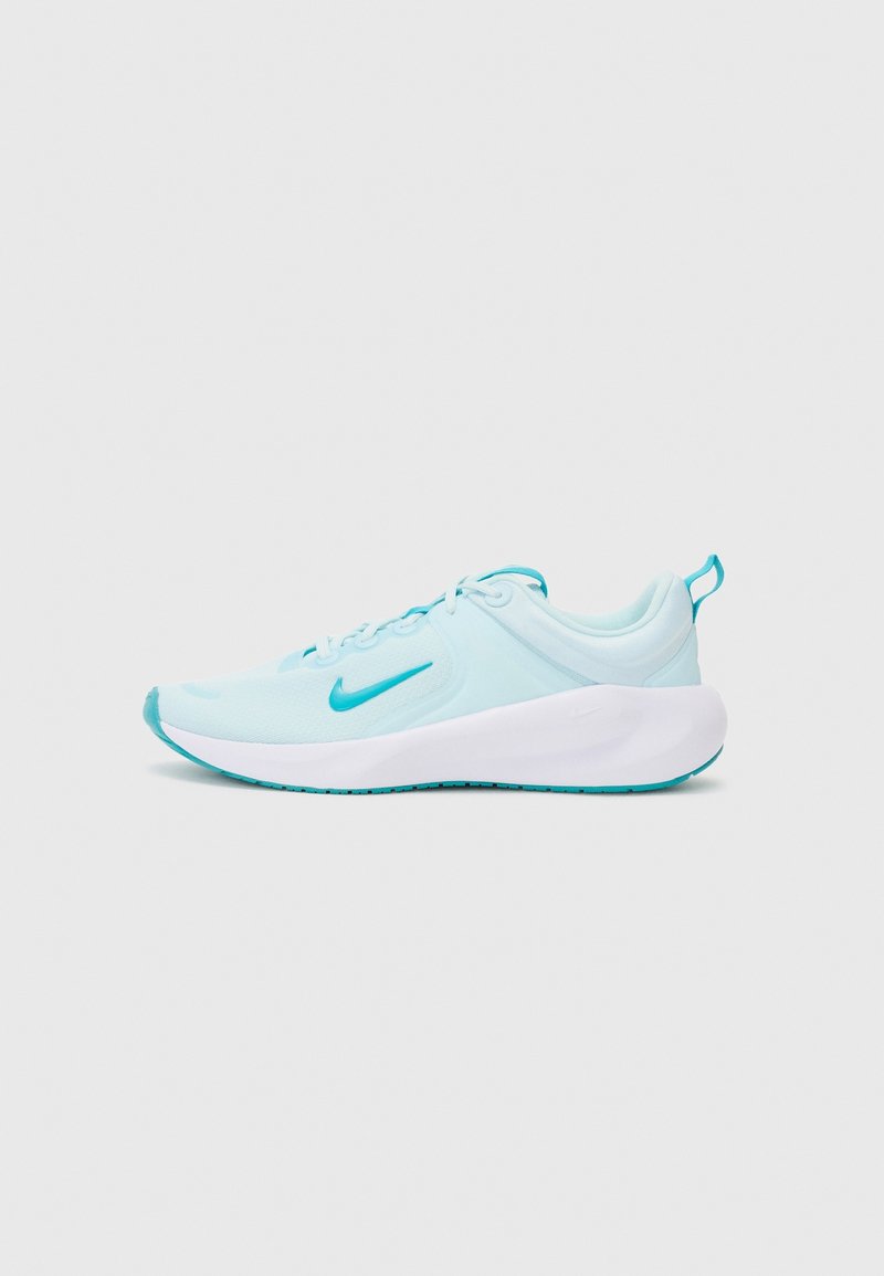 Světlomodrá sportovní bota s síťovinovým svrškem, polstrovanou bílou podrážkou a tyrkysovými akcenty na logu a patním poutku.