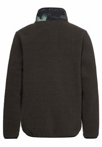 Veste en polaire marron foncé avec une surface texturée. Possède un col noir à motif. Manches longues et design à coupe décontractée.