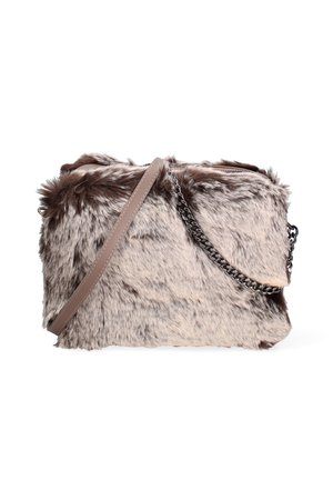 Rechthoekige crossbodytas bedekt met zachte grijze en bruine nepbont, voorzien van een leren band en kettingdetail, op een witte achtergrond.