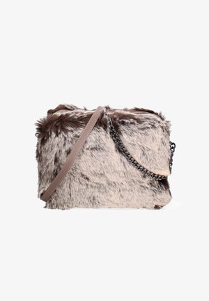 Borsa a tracolla rettangolare rivestita in morbida pelliccia sintetica grigia e marrone con tracolla in pelle e dettaglio a catena su sfondo bianco.