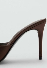 Mules de satén marrón de tacón alto con puntera puntiaguda, que presentan un elegante tacón de aguja negro brillante y una parte superior suave con un sutil detalle de costura.
