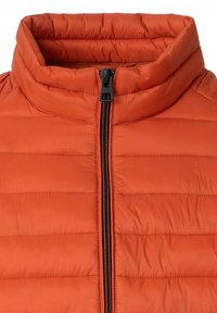Orange Pufferjacke mit hohem Kragen, ausgestattet mit einem zentralen schwarzen Reißverschluss. Der Stoff hat eine glatte Textur mit horizontalen gesteppten Abschnitten.