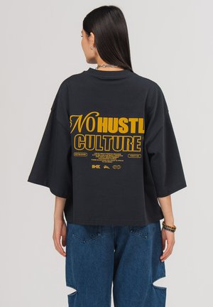 Karo Kauer Label, BEKLEIDUNG T-SHIRT CROPPED NO HUSTLE - Print T-shirt - navy blue