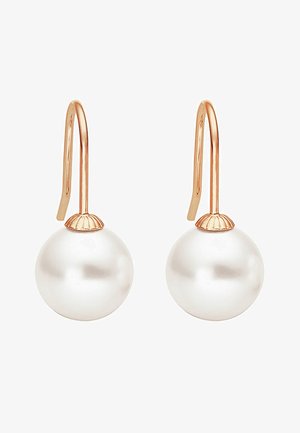 Roserøde krokøredobber med store, glatte, hvite perler. Perlene har en blank finish og er festet med bølgede detaljer på toppen.