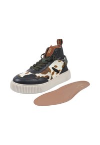 Sneaker alta in pelle nera, con dettagli in stampa mucca, lacci verde oliva e suola testurizzata crema. Include una soletta marrone removibile.