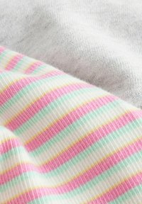 Rippstoff mit pastellfarbenen Streifen in Rosa, Mintgrün und Gelb, neben einem weichen grauen Material mit leichter Textur.