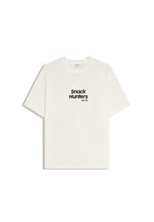 Weißes Kurzarm-T-Shirt mit schwarzem Text "Snack Hunters est. '96" mittig auf der Vorderseite, einfarbiger Hintergrund.