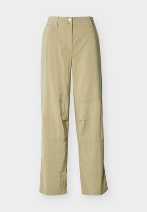 Pantalon beige à jambes droites avec passants pour ceinture, fermeture avant par bouton et zip, et détails cousus aux genoux, présenté sur un fond uni.