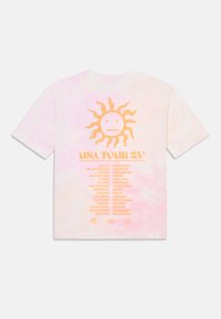 Bombažna majica s roza in oranžno vzorcem tie-dye. Ima grafiko sonca in napis "USA Tour 24'", ki na hrbtu navaja različna mesta.