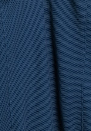 Textuur van blauwe stof met een gaaspatroon, met een roosterachtig ontwerp. Het materiaal lijkt lichtgewicht en ademend.