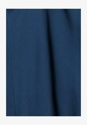 Textuur van blauwe stof met een gaaspatroon, met een roosterachtig ontwerp. Het materiaal lijkt lichtgewicht en ademend.