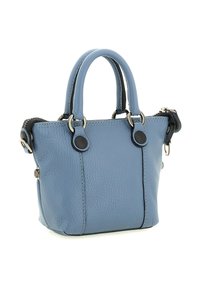 Borsa a tracolla in pelle texturizzata di colore blu chiaro con due manici corti, accessori in argento e dettagli in pelle nera su sfondo bianco.