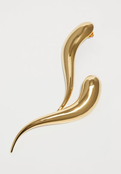Objeto decorativo dorado con un diseño suave y curvado, acabado brillante y formas alargadas y cónicas. Sin patrones ni acentos notables.