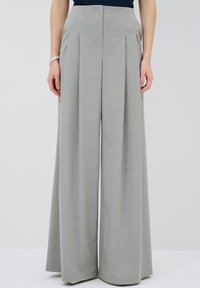 Lichtgrijze, hooguwde wijde broek met plooien, gemaakt van een gestructureerde stof met een gladde afwerking, ontworpen voor een perfect passende snit.