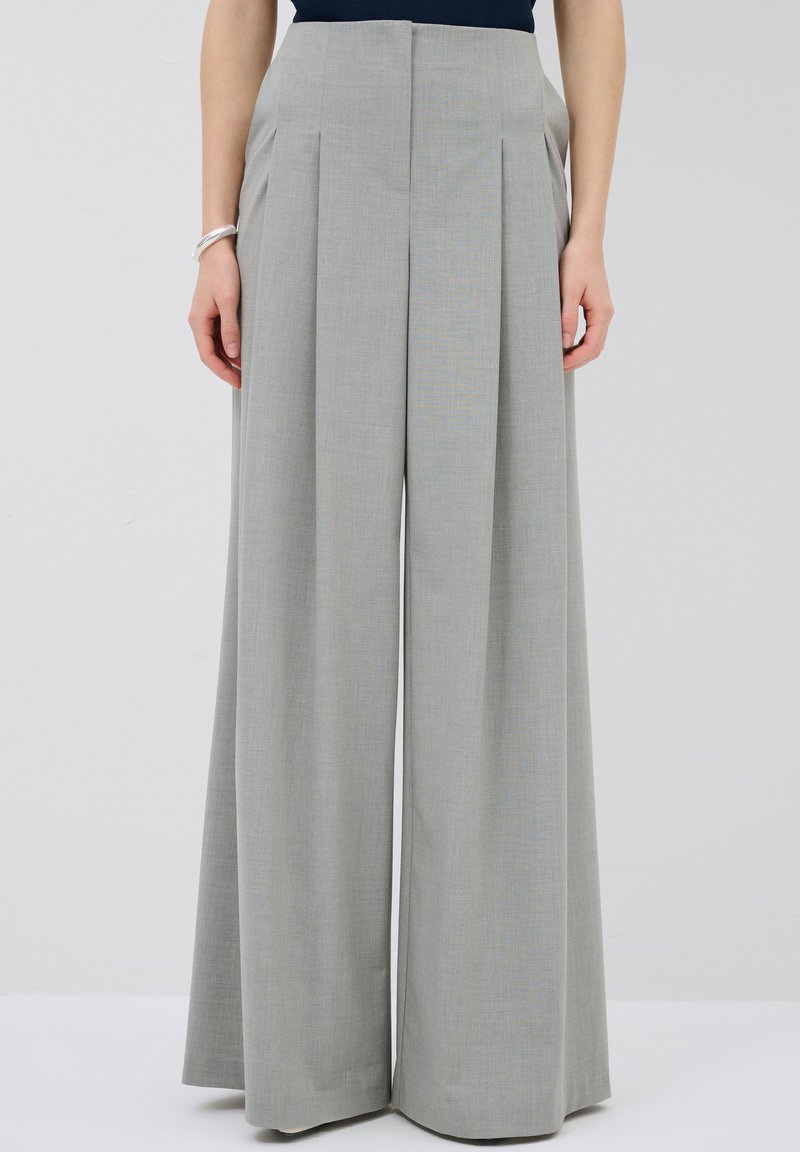 Lichtgrijze, hooguwde wijde broek met plooien, gemaakt van een gestructureerde stof met een gladde afwerking, ontworpen voor een perfect passende snit.