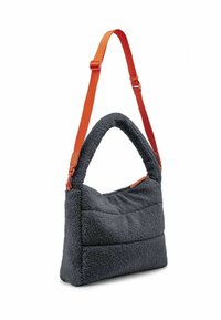 Borsa in tessuto grigio e morbido al tatto, dotata di una tracolla arancione regolabile, caratterizzata da un manico rotondo unico e un compartimento principale con zip.