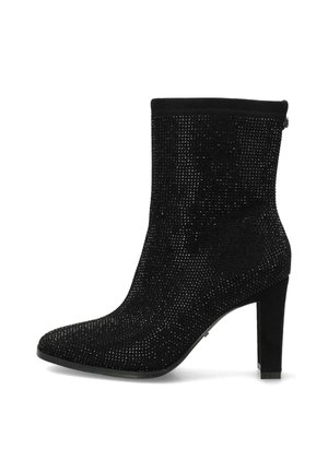 Stivaletto nero con tomaia in mesh testurizzato, punta affusolata e tacco quadro di media altezza. Presenta un bordo aderente e una silhouette elegante.