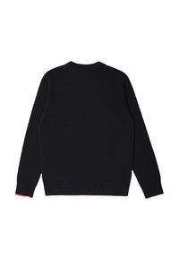 Maglione lavorato a maglia nera con collo rotondo, polsini e orlo a coste. Presenta accenti arancioni a contrasto alle estremità delle maniche e all'orlo inferiore.