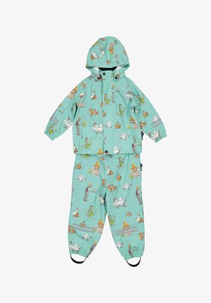 Lyseblåt vandtæt sæt til børn bestående af regnjakke og bukser med illustrationer af bondegårdsdyr og en bonde, elastiske manchetter, hætte og fodstropper.