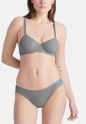Grijze ondergoedset met een padded beha met dunne bandjes en bijpassende lage briefs. Beide stukken hebben een ribbelstructuur en een blauw logo label.