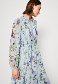 Marc Cain Robe de jour - soft summer sky