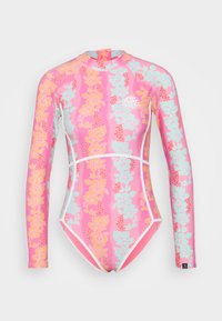 Combinaison de surf rose à manches longues avec un motif floral orange et bleu canard, présentant des accents blancs et un logo rond sur la poitrine.