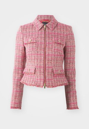 Veste en tweed rose avec une silhouette ajustée, fermeture éclair dorée, quatre poches avant et ourlet effiloché. Présente un col et des manches longues.