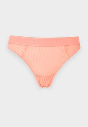Slip de bikini en tissu côtelé corail avec une large ceinture embossée du logo "Polo Ralph Lauren", présenté à plat sur un fond clair.