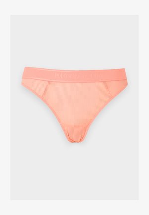 Bikini slip in koraalkleurige ribstof met brede tailleband met het opdruklogo "Polo Ralph Lauren", platliggend weergegeven op een lichte achtergrond.