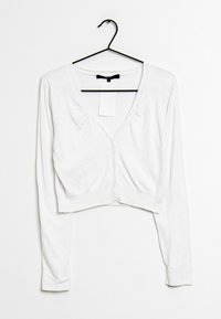 Vitt kortärmad cardigan med långärmar, v-ringning, mjuka plisseringar vid axlarna och sexknapps stängning fram. Slät stickad textur.