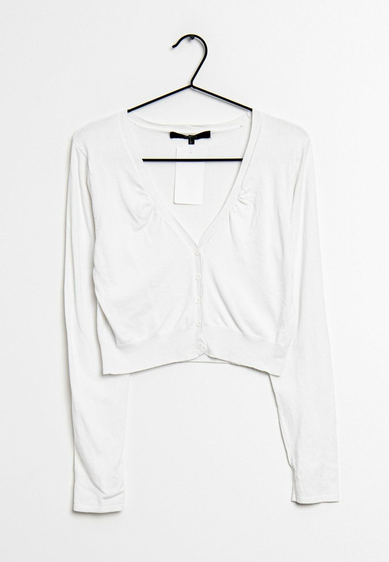 Vitt kortärmad cardigan med långärmar, v-ringning, mjuka plisseringar vid axlarna och sexknapps stängning fram. Slät stickad textur.