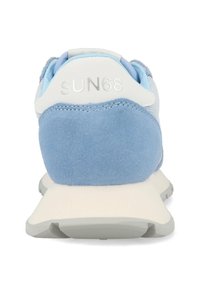 Sneaker in suede blu e rete con una suola grigia chiara. Presenta una punta arrotondata e il logo ricamato "SUN68" sul tallone.