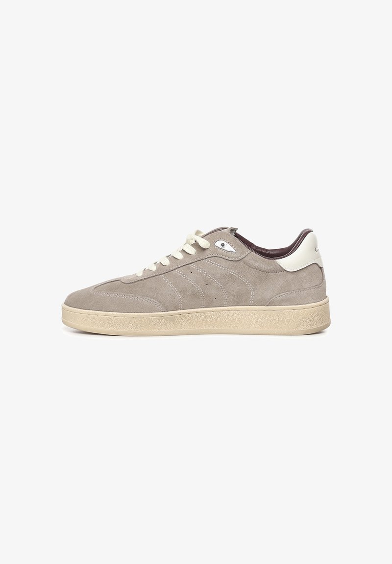 Grijze suède sneaker met een laag model, een gestructureerd bovenwerk, een witte hielaccent en een beige rubberen zool; voorzien van platte veters en geperforeerde details.