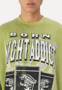 Night Addict Felpa - oil green washed