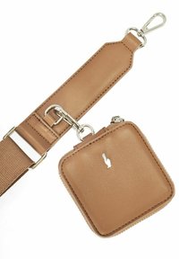 Brązowy skórzany pasek z regulowanym zapięciem i dołączoną małą kwadratową torebką na zamek błyskawiczny z srebrnym zapięciem oraz minimalistycznym logo z przodu.
