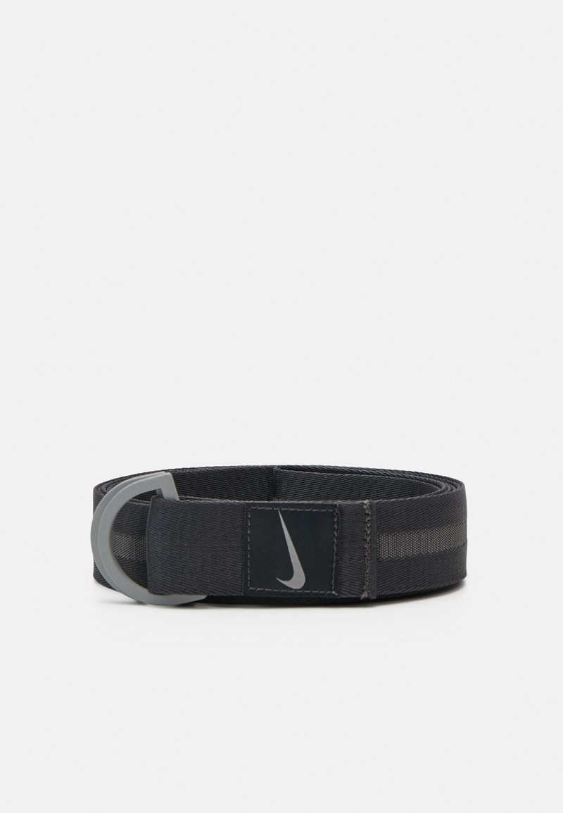 Melna auduma josta ar pelēkamiem akcentiem un metāla D-gredzenu sprādzi. Iespējots neliels melns uzlīmes ar baltu Nike logotipu un horizontālām svītrām.