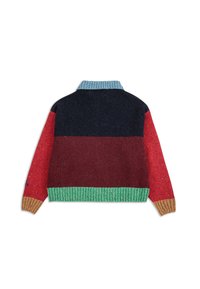 Striktrøje med krave, flerfarvede blokke i mørkeblå, rød, maroon og grøn, med varierende ribbet teksturer ved kantene og manchetterne.