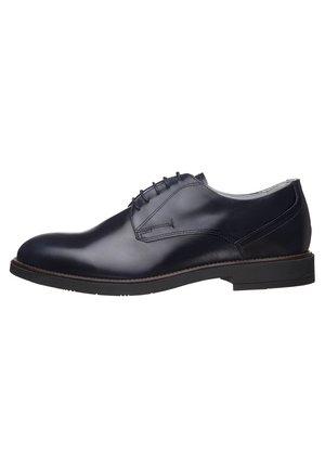Chaussure Oxford en cuir bleu marine à finition lisse, bout rond, cinq œillets et semelle en caoutchouc texturée. Présente une couture latérale délicate.