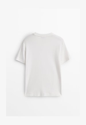 Witte T-shirt met korte mouwen, gemaakt van zacht katoen, met een ronde halslijn en een eenvoudig, strak ontwerp zonder patronen of afbeeldingen.