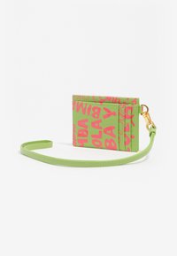 Tarjetero verde con texto rosa, fabricado con material texturizado. Incluye una correa desmontable y múltiples ranuras para tarjetas.