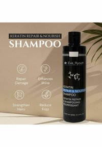 Czarna butelka szamponu z okrągłą nakrętką, oznaczona "Szampon naprawczy i odżywczy z keratyną", z białym i niebieskim tekstem, na neutralnym tle.