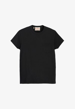 Svart bomull t-shirt med rund hals, korta ärmar och en ficka på vänster bröst. Slät textur och minimalistisk design.