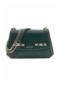 Sac à main en cuir synthétique vert imitation crocodile avec une forme structurée. Il est doté d'une bandoulière chaîne et de ferrures dorées, avec l'inscription "GUESS" à l'avant.