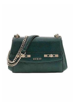 Sac à main en cuir synthétique vert imitation crocodile avec une forme structurée. Il est doté d'une bandoulière chaîne et de ferrures dorées, avec l'inscription "GUESS" à l'avant.