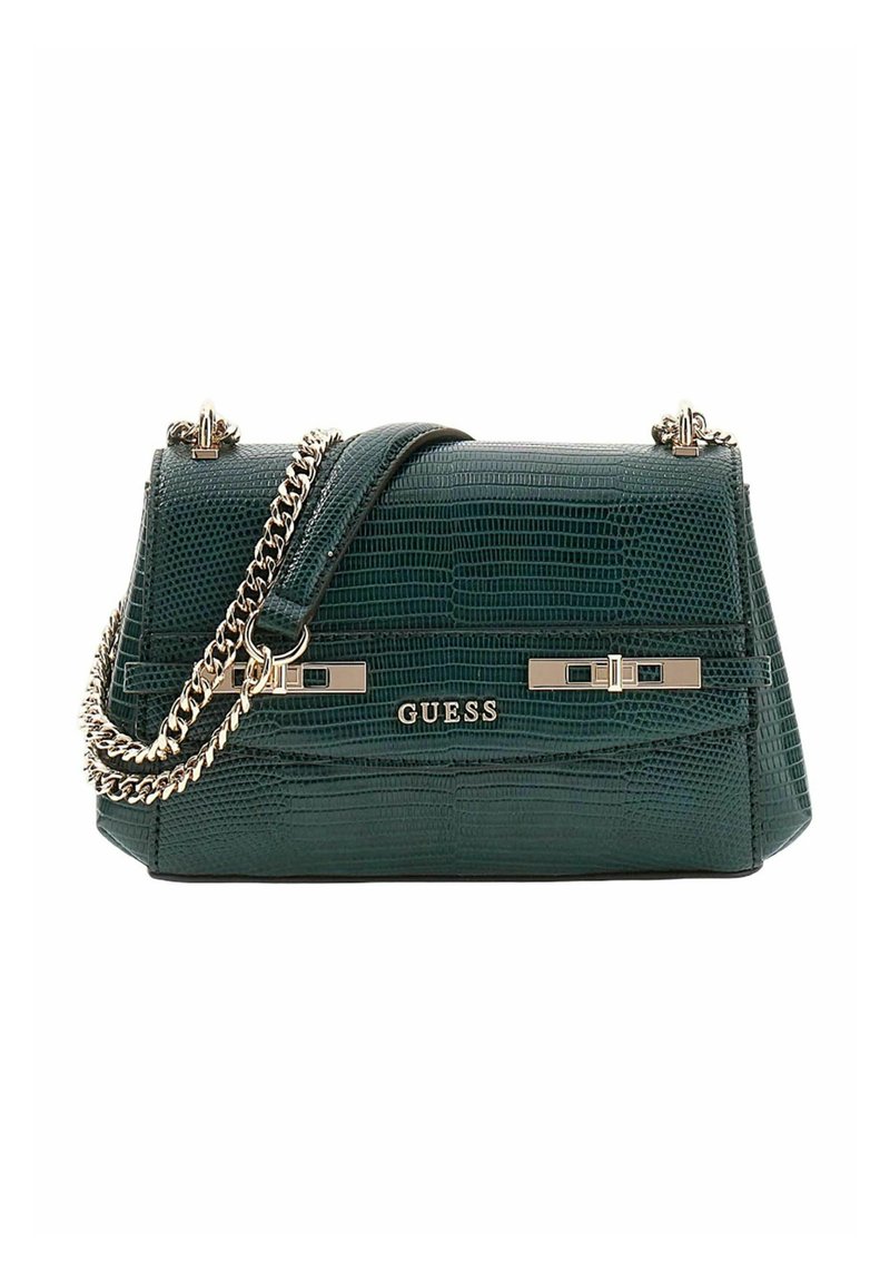 Sac à main en cuir synthétique vert imitation crocodile avec une forme structurée. Il est doté d'une bandoulière chaîne et de ferrures dorées, avec l'inscription "GUESS" à l'avant.