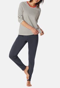 Långärmad randig topp i kräm och marinblått med krage i rött, matchad med mörk marinblå leggings. Mjuk tygkvalitet, avslappnad passform och inga synliga mönster.