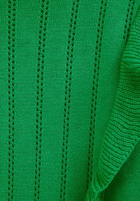 Pulover verde tricotat cu dungi verticale, detalii din dantelă și mâneci texturate. Materialul pare moale și respirabil.