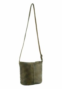 Bolso cruzado de cuero marrón con un acabado suave, una correa larga ajustable, un cierre con cremallera y un detalle lateral de tejido trenzado.