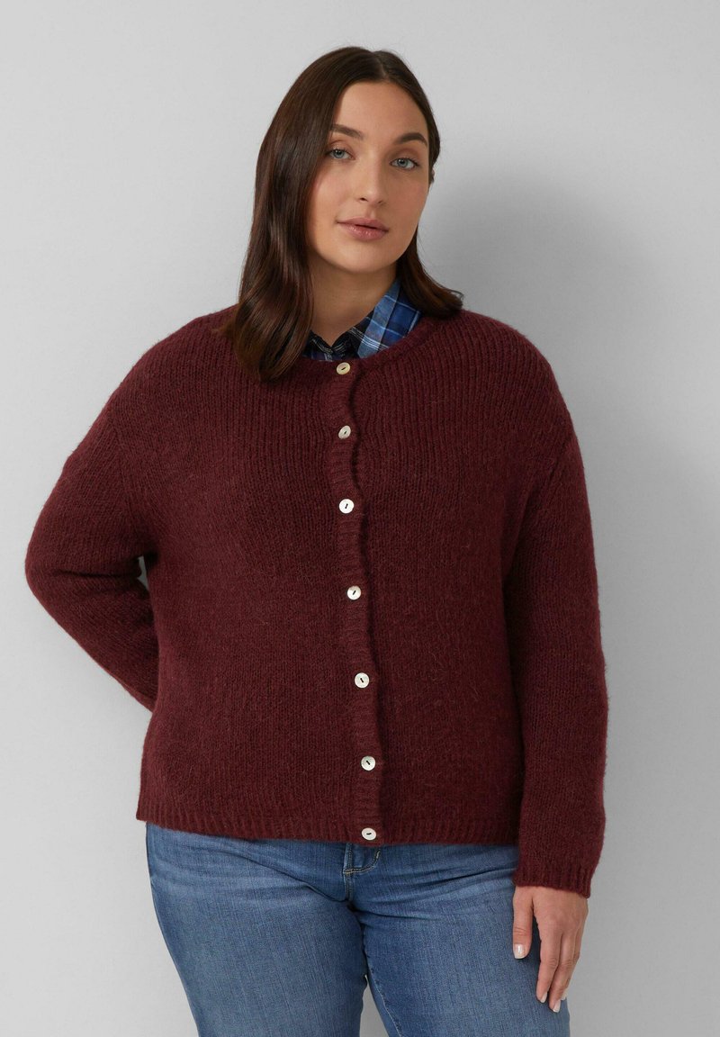 Burgunderrot gestrickte Strickjacke mit Rundhalsausschnitt, langen Ärmeln und Fünf-Knopf-Verschluss. Weicher Stoff mit gerippten Bündchen und Saum.