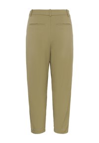 Pantalon beige court avec passants de ceinture, deux poches passepoilées au dos et coupe droite.